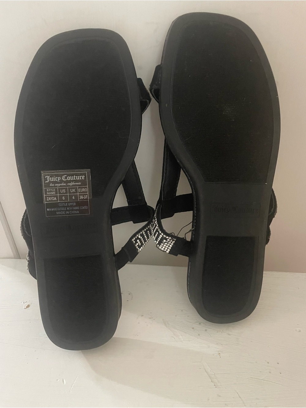 NWOT Juicy Couture Black Rhinestone-Trim Thong Sandals Size 6 - Picture 4 of 4